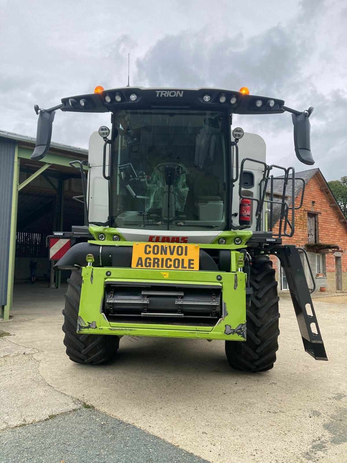 Mähdrescher tip CLAAS TRION 750 LOCATION, Gebrauchtmaschine in ST CLEMENT DE LA PLACE (Poză 6)