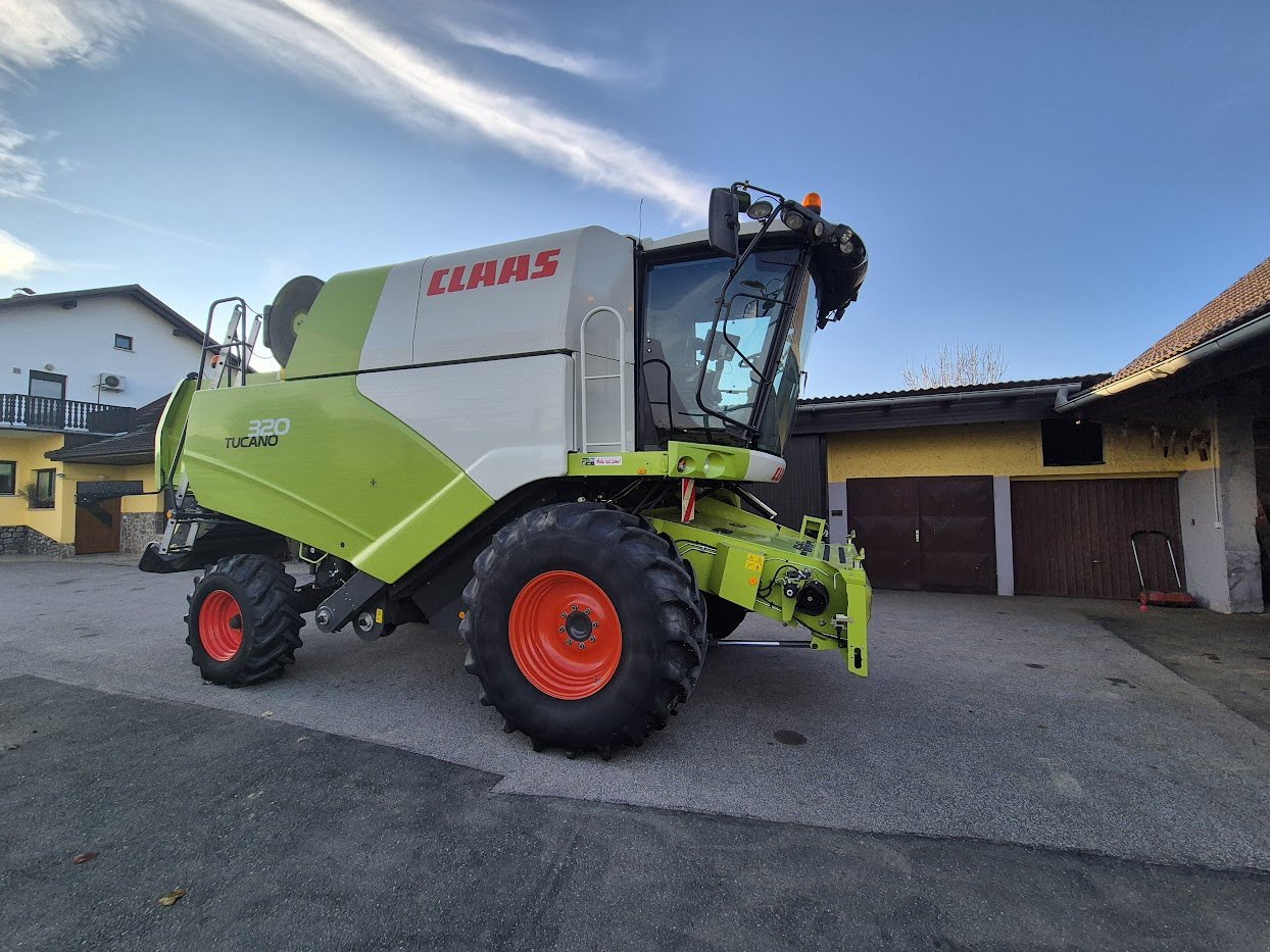 Mähdrescher of the type CLAAS Tucano 320, Gebrauchtmaschine in Naklo (Picture 1)