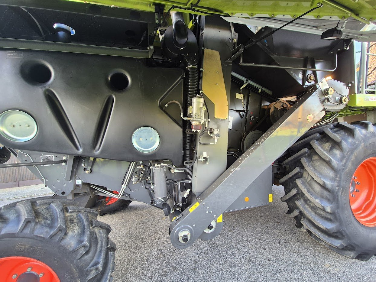 Mähdrescher of the type CLAAS Tucano 320, Gebrauchtmaschine in Naklo (Picture 12)