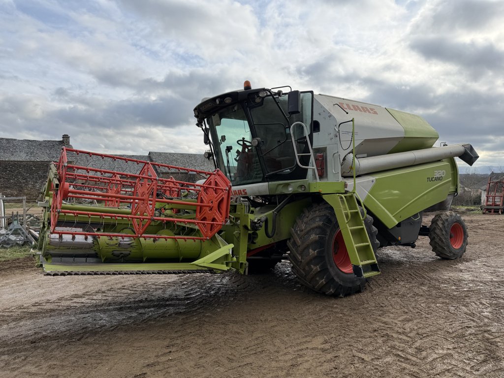 Mähdrescher des Typs CLAAS TUCANO 320, Gebrauchtmaschine in MORLHON LE HAUT (Bild 1)