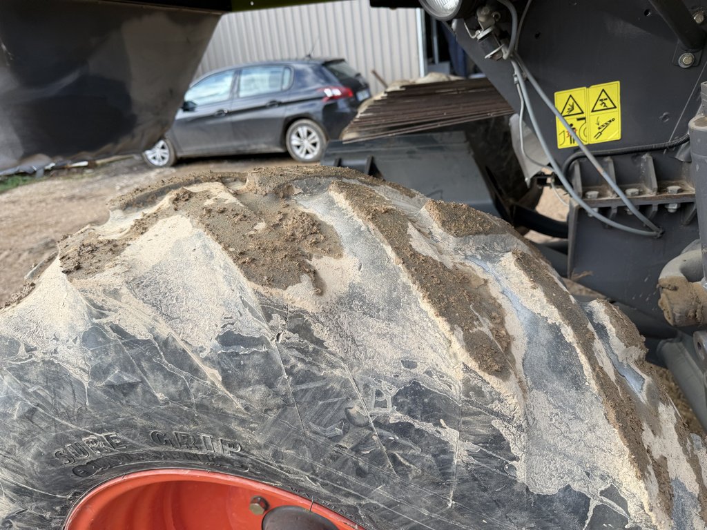 Mähdrescher des Typs CLAAS TUCANO 320, Gebrauchtmaschine in MORLHON LE HAUT (Bild 8)