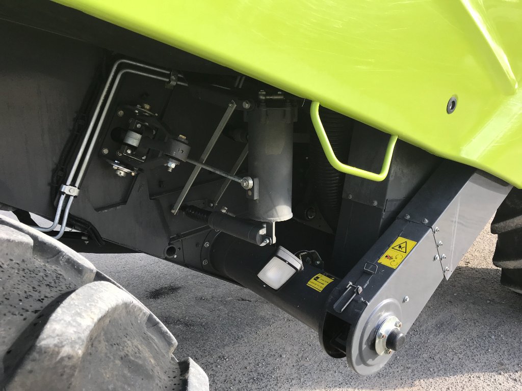 Mähdrescher tip CLAAS TUCANO 430, Gebrauchtmaschine in MORLHON LE HAUT (Poză 8)