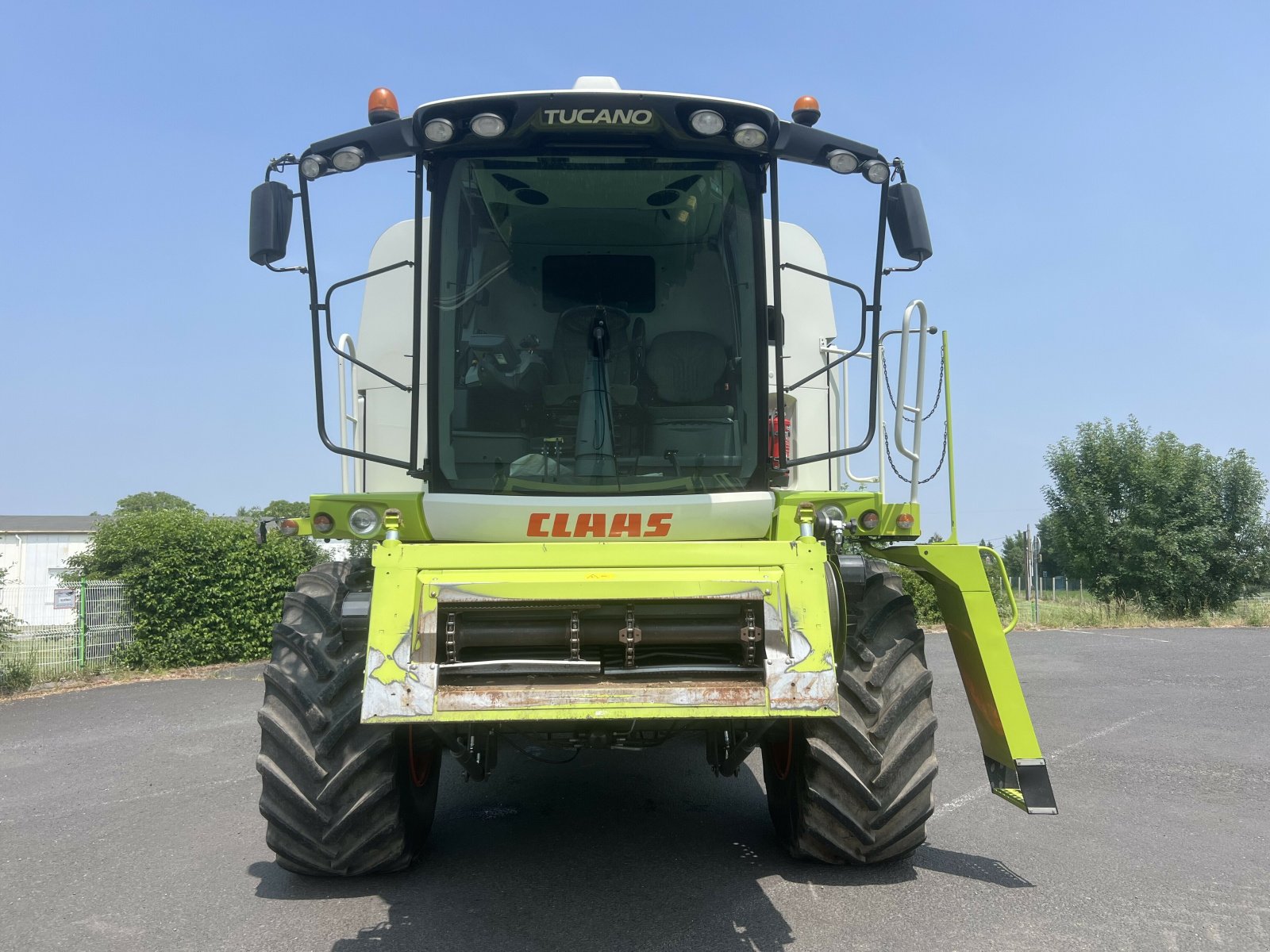 Mähdrescher of the type CLAAS TUCANO 440, Gebrauchtmaschine in Issoire (Picture 2)