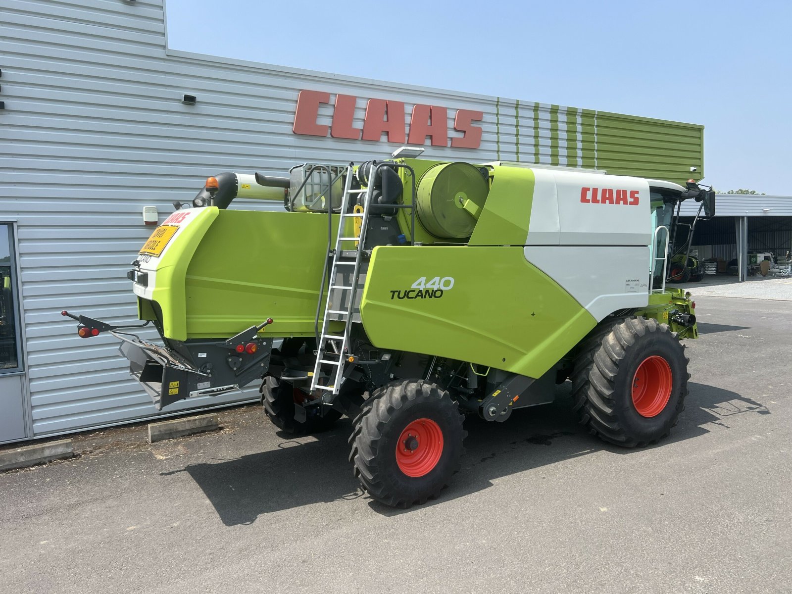 Mähdrescher of the type CLAAS TUCANO 440, Gebrauchtmaschine in Issoire (Picture 8)