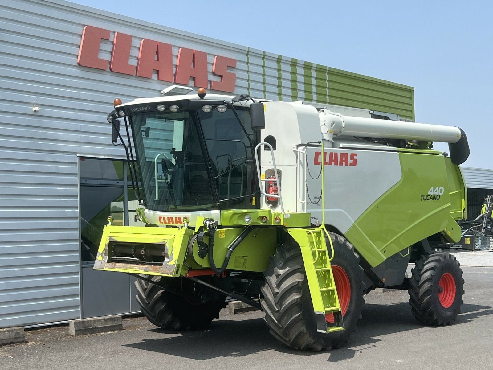 Mähdrescher of the type CLAAS TUCANO 440, Gebrauchtmaschine in Issoire (Picture 3)