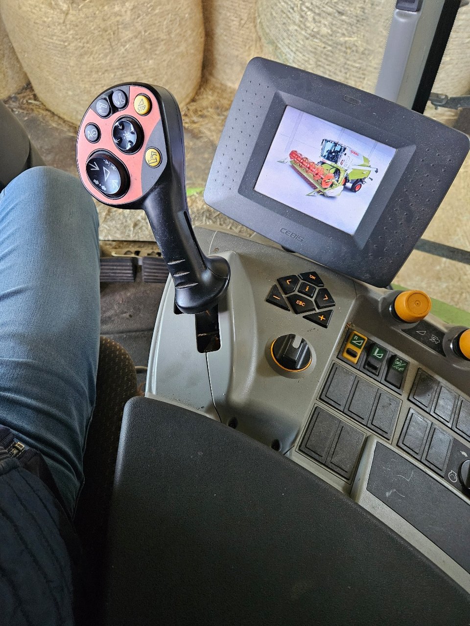 Mähdrescher of the type CLAAS TUCANO 450, Gebrauchtmaschine in MANDRES-SUR-VAIR (Picture 5)