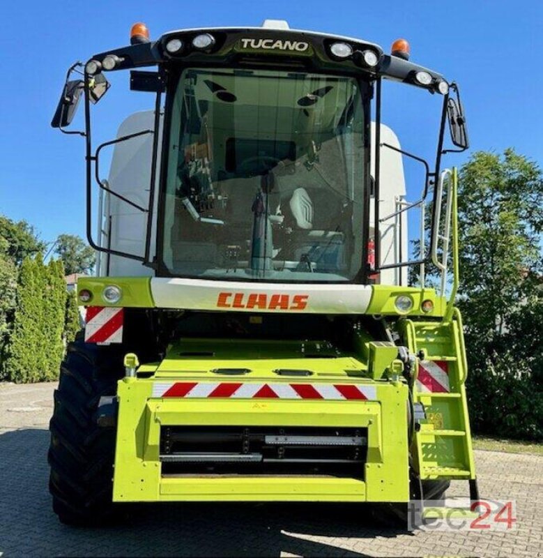 Mähdrescher des Typs CLAAS Tucano 450, Ausstellungsmaschine in Östringen (Bild 4)