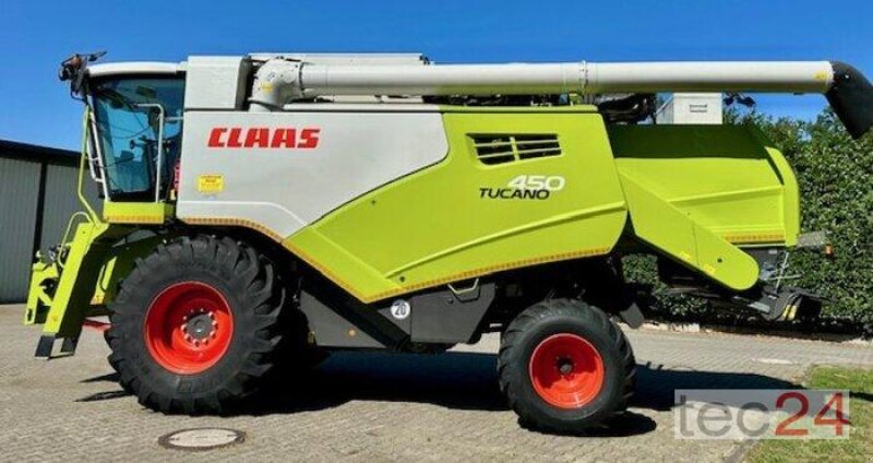 Mähdrescher des Typs CLAAS Tucano 450, Ausstellungsmaschine in Östringen (Bild 2)