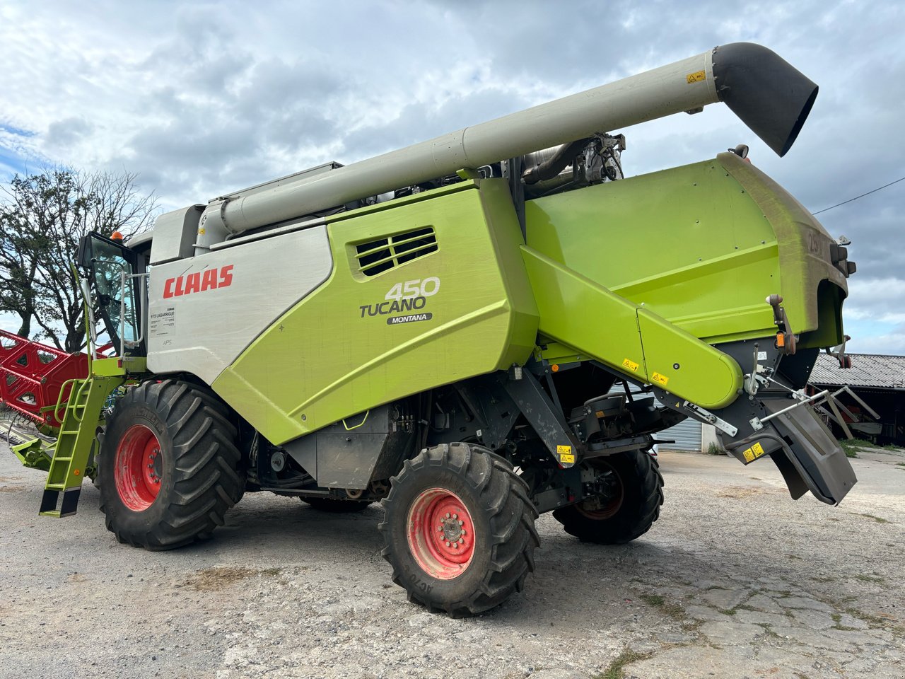 Mähdrescher tip CLAAS TUCANO 450, Gebrauchtmaschine in MORLHON LE HAUT (Poză 4)