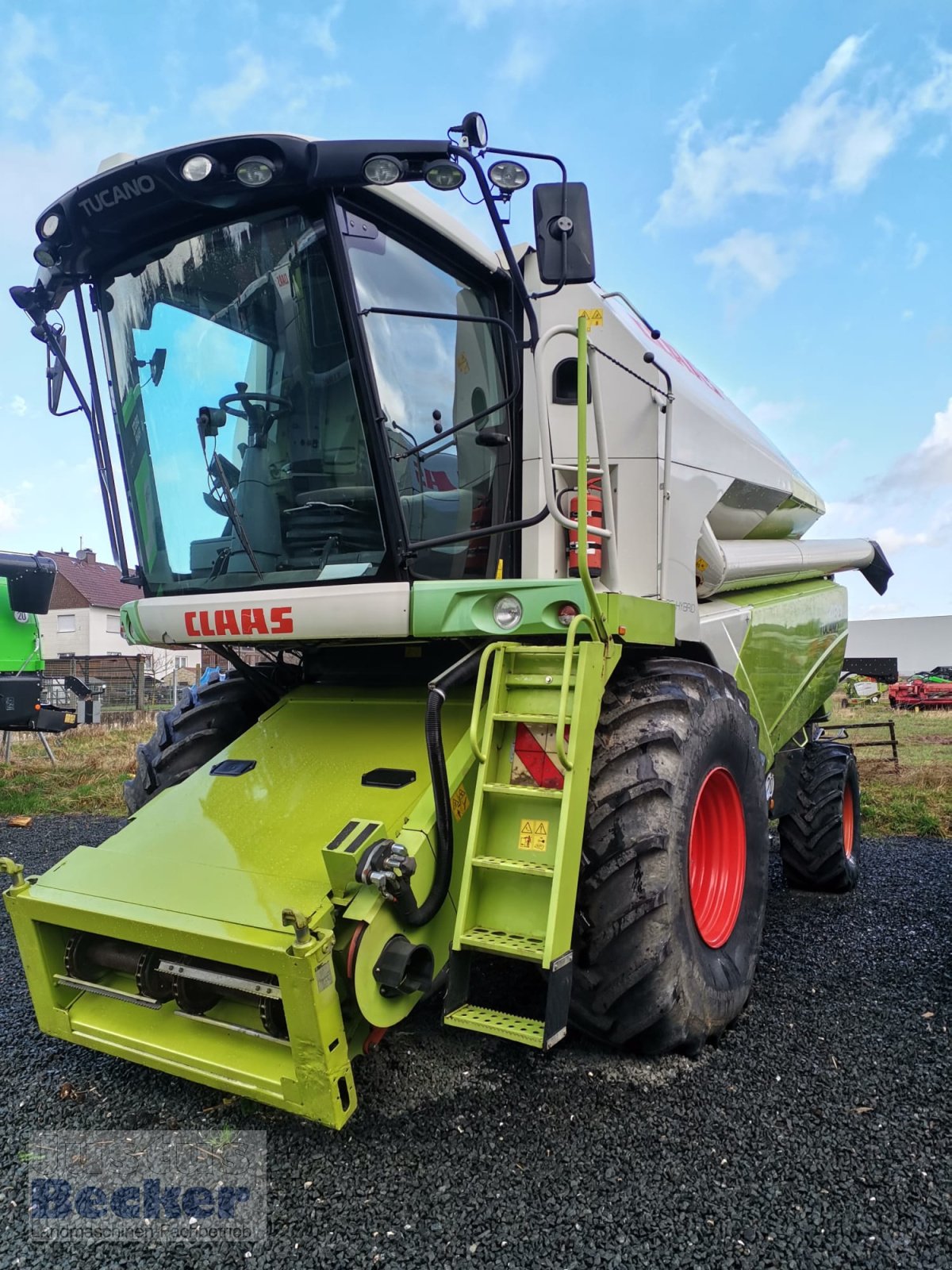 Mähdrescher des Typs CLAAS Tucano 480, Gebrauchtmaschine in Weimar-Niederwalgern (Bild 1)