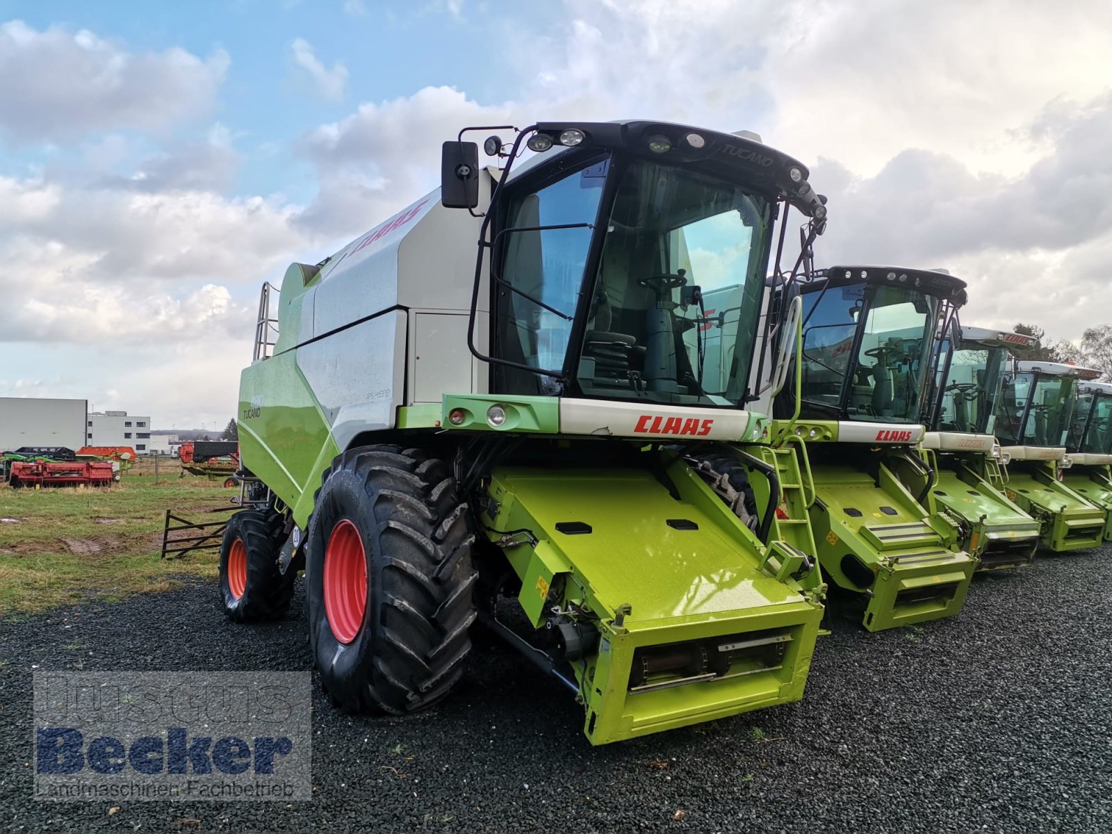 Mähdrescher des Typs CLAAS Tucano 480, Gebrauchtmaschine in Weimar-Niederwalgern (Bild 2)
