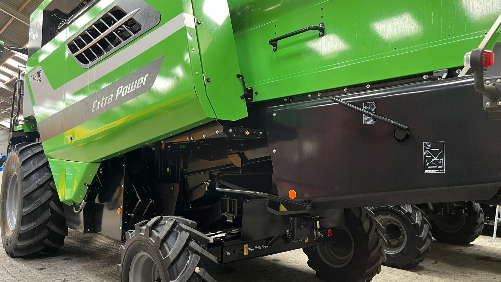 Mähdrescher Türe ait Deutz-Fahr 7206 With 24feed - 7.2m header. New and unused Combine together with 7.2m header, Gebrauchtmaschine içinde Lintrup (resim 20)