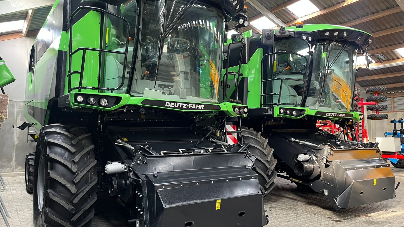 Mähdrescher Türe ait Deutz-Fahr 7206 With 24feed - 7.2m header. New and unused Combine together with 7.2m header, Gebrauchtmaschine içinde Lintrup (resim 17)