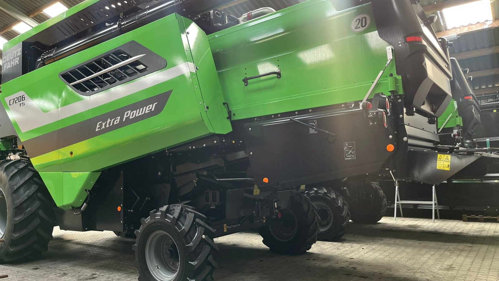 Mähdrescher Türe ait Deutz-Fahr 7206 With 24feed - 7.2m header. New and unused Combine together with 7.2m header, Gebrauchtmaschine içinde Lintrup (resim 18)