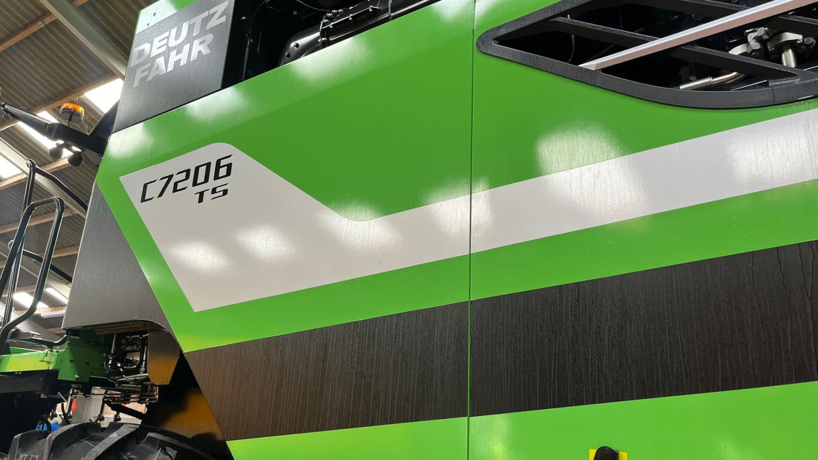 Mähdrescher Türe ait Deutz-Fahr 7206 With 24feed - 7.2m header. New and unused Combine together with 7.2m header, Gebrauchtmaschine içinde Lintrup (resim 23)