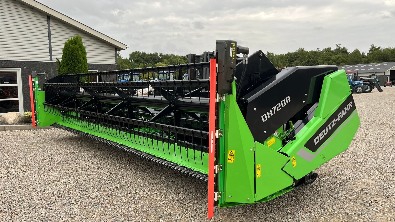 Mähdrescher Türe ait Deutz-Fahr 7206 With 24feed - 7.2m header. New and unused Combine together with 7.2m header, Gebrauchtmaschine içinde Lintrup (resim 25)