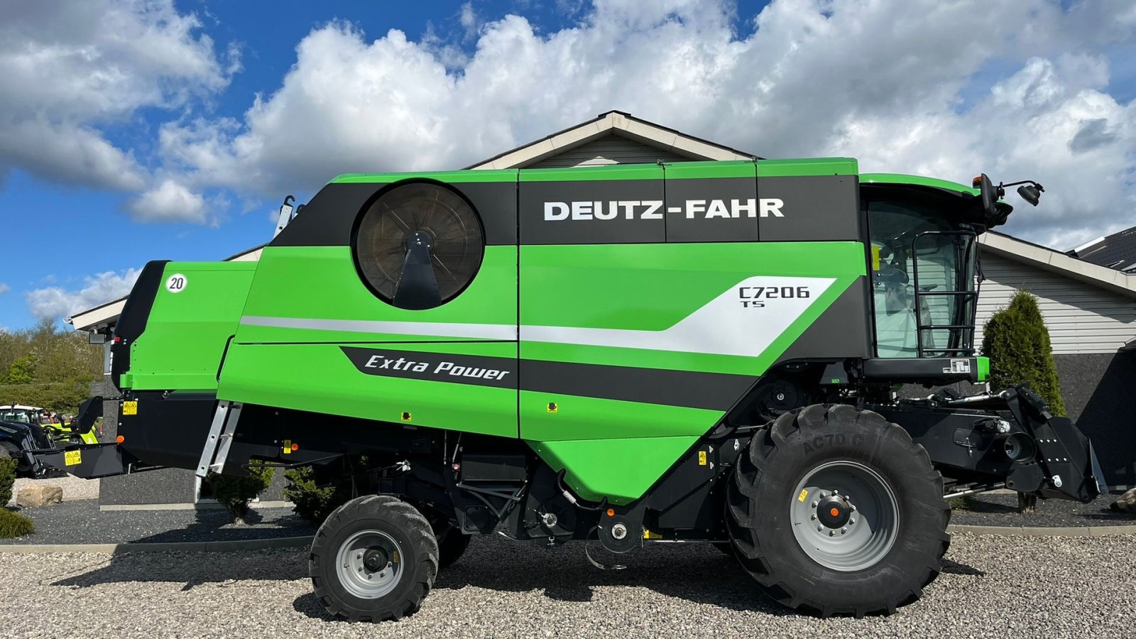 Mähdrescher of the type Deutz-Fahr C7206 With 24feed - 7.2m header. New and unused Combine together with 7.2m header, Gebrauchtmaschine in Lintrup (Picture 1)