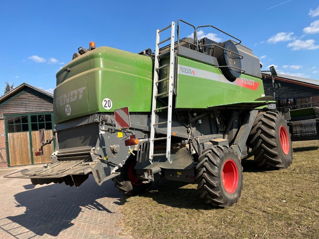 Mähdrescher типа Fendt 5225 E + 5,50m PowerFlow Schneidwerk, Gebrauchtmaschine в Elmenhorst-Lanken (Фотография 3)