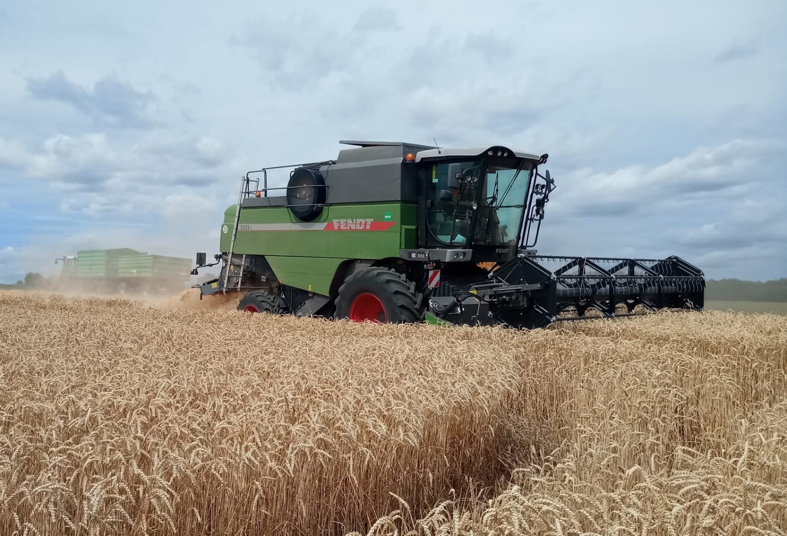 Mähdrescher des Typs Fendt 5225 E, Gebrauchtmaschine in Heilbronn (Bild 1)