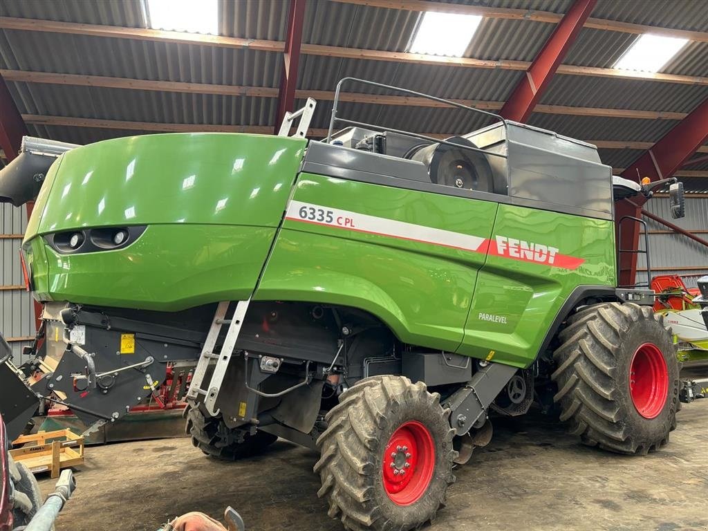 Mähdrescher des Typs Fendt 6335C Paralevel - 4wd 4WD. ParaLevel ( a la JD HillMaster og CLAAS Montana ). PowerFlow 25" skærebord. Står ved Kolding., Gebrauchtmaschine in Kolding (Bild 2)