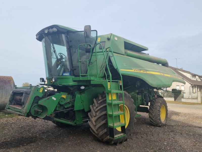 Mähdrescher of the type John Deere 9560 STS, Gebrauchtmaschine in FRESNAY LE COMTE (Picture 1)