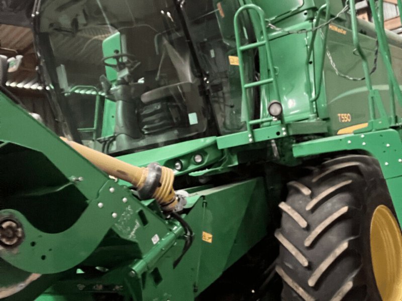 Mähdrescher of the type John Deere J-DEERE T550 HM 4M 1900 H BATT, Gebrauchtmaschine in PONTIVY (Picture 1)
