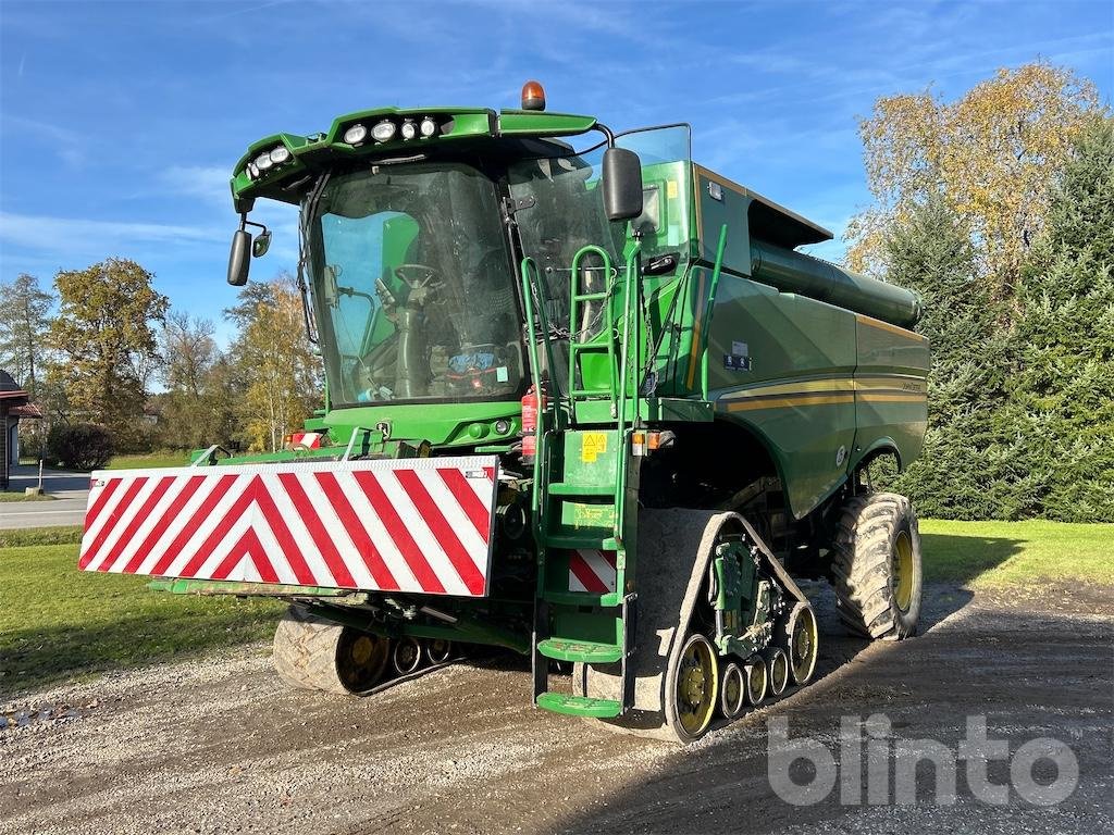 Mähdrescher des Typs John Deere S680i, Gebrauchtmaschine in Düsseldorf (Bild 1)
