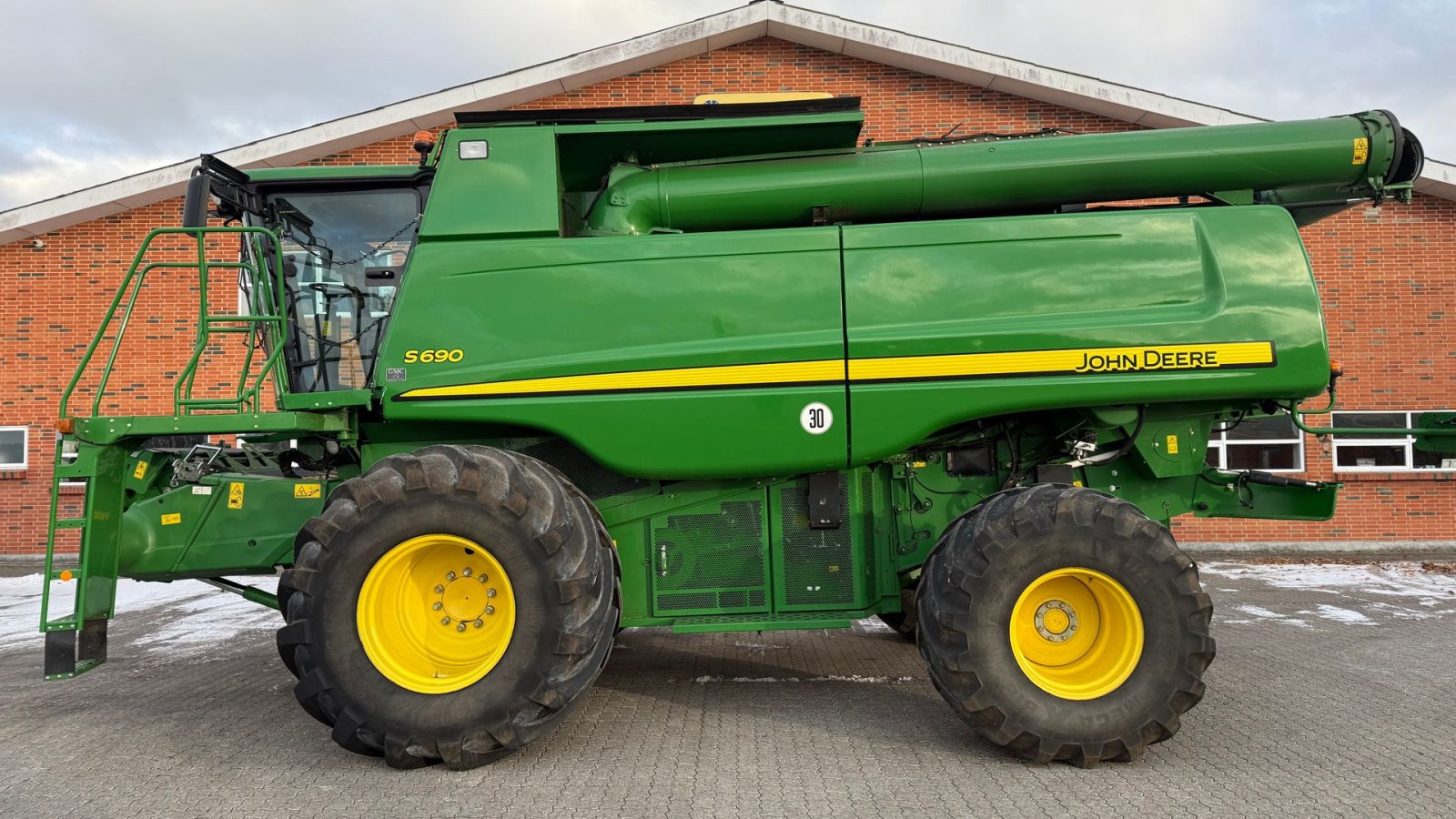 Mähdrescher van het type John Deere S690 + 30” 630R skærebord, Gebrauchtmaschine in Gjerlev J. (Foto 1)