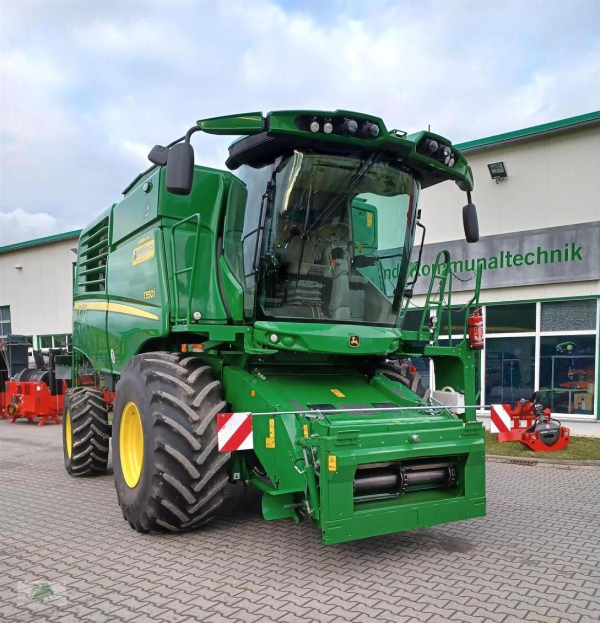 Mähdrescher des Typs John Deere T550 HM, Neumaschine in Triebes (Bild 2)