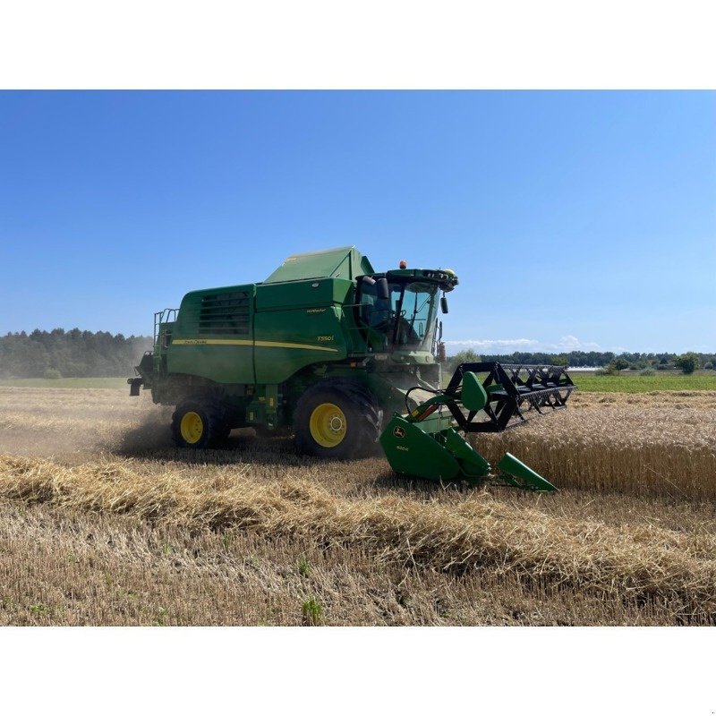 Mähdrescher des Typs John Deere T550i Hill Master, Ausstellungsmaschine in Regensdorf (Bild 1)