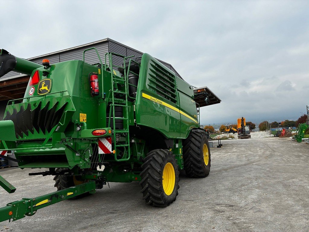Mähdrescher des Typs John Deere T550i Hill Master, Ausstellungsmaschine in Regensdorf (Bild 5)