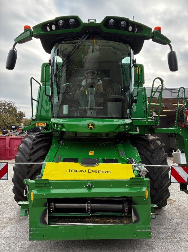Mähdrescher des Typs John Deere T550i Hill Master, Ausstellungsmaschine in Regensdorf (Bild 3)