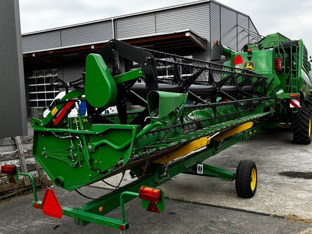 Mähdrescher des Typs John Deere T550i Hill Master, Ausstellungsmaschine in Regensdorf (Bild 9)