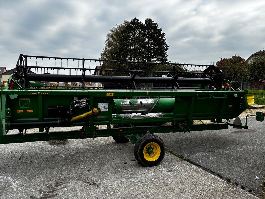 Mähdrescher des Typs John Deere T550i Hill Master, Ausstellungsmaschine in Regensdorf (Bild 10)
