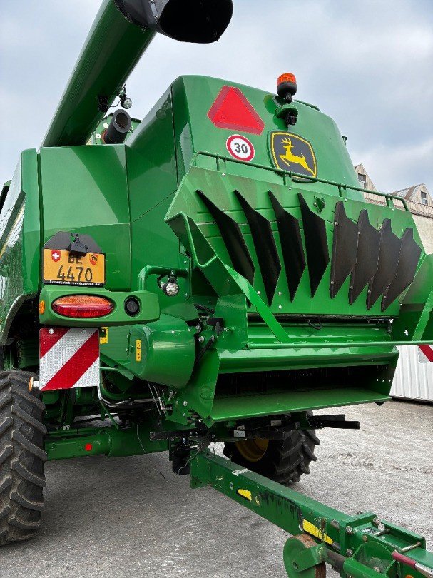 Mähdrescher des Typs John Deere T550i Hill Master, Ausstellungsmaschine in Regensdorf (Bild 8)