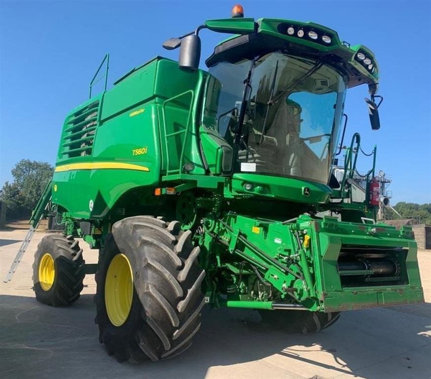 Mähdrescher des Typs John Deere T560i 4WD Hillmaster VI GIVER 50 TIMERS HØSTGARANTI I DK!!! 4WD. Incl JD 625R skærebord og vogn. Fin rystermaskine. 40 km/t. Autotrac and komplet harvest doc., Gebrauchtmaschine in Kolding (Bild 1)