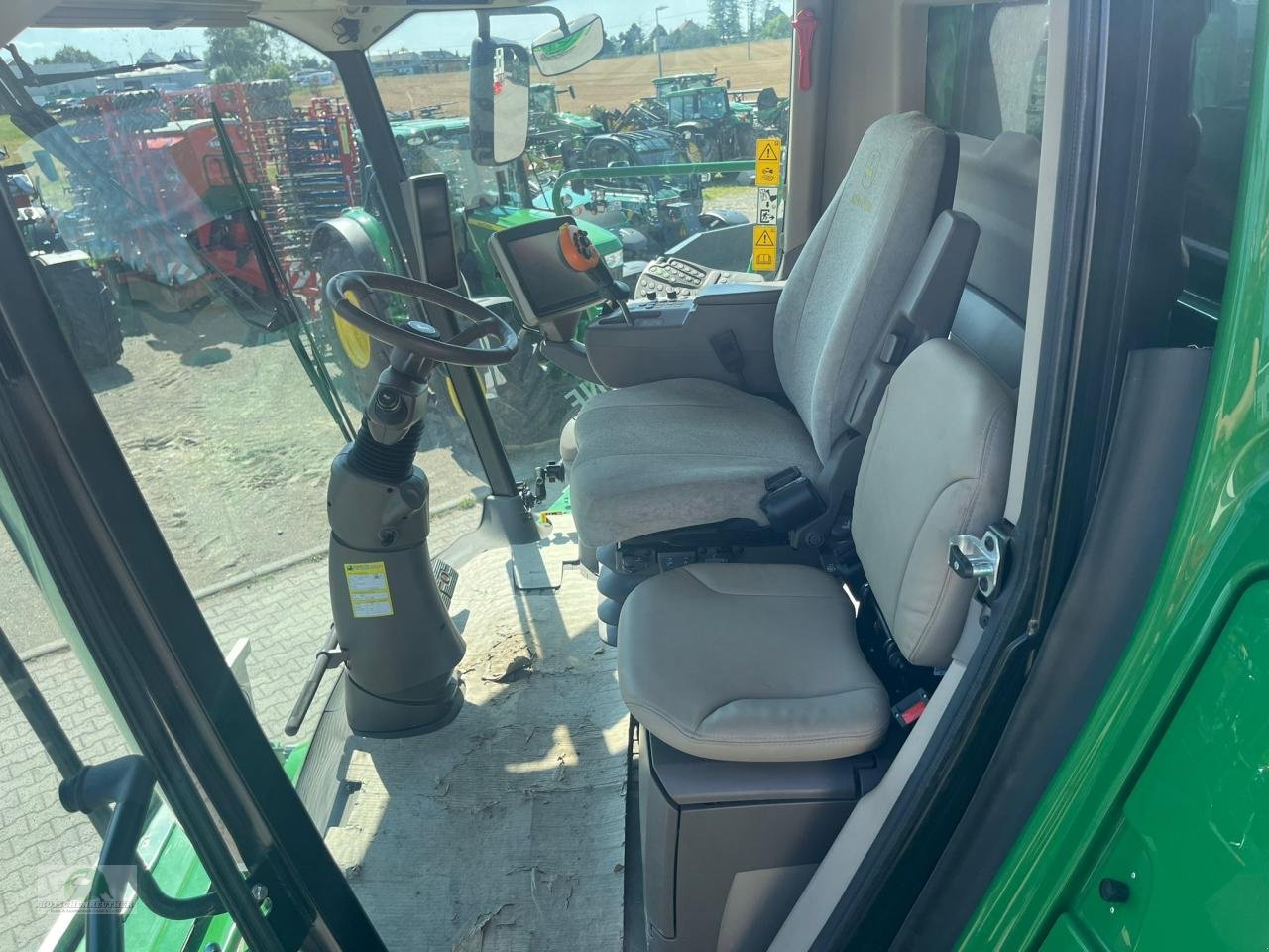 Mähdrescher of the type John Deere T670i HM ProDrive, Neumaschine in Münchberg (Picture 5)