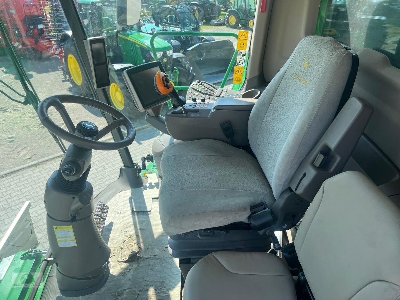 Mähdrescher of the type John Deere T670i HM ProDrive, Neumaschine in Münchberg (Picture 6)