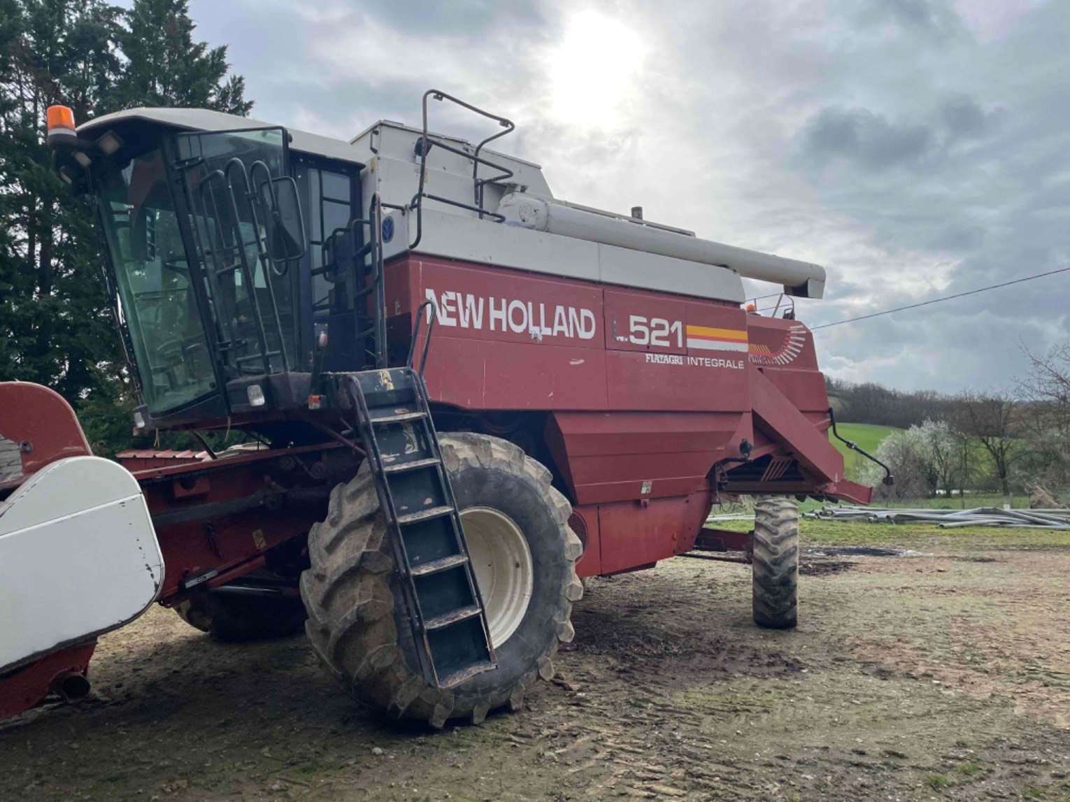 Mähdrescher van het type Laverda L521, Gebrauchtmaschine in ST ELIX THEUX (Foto 4)