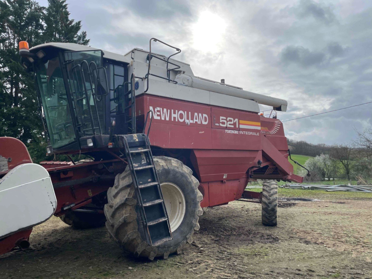 Mähdrescher van het type Laverda L521, Gebrauchtmaschine in ST ELIX THEUX (Foto 3)