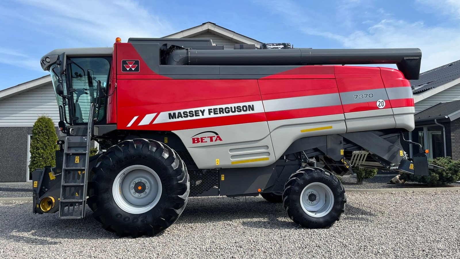 Mähdrescher of the type Massey Ferguson 7370 BETA. Gårdmaskine med kun 1080 motortimer. Med 22fod powerflov skærebord, Gebrauchtmaschine in Lintrup (Picture 1)