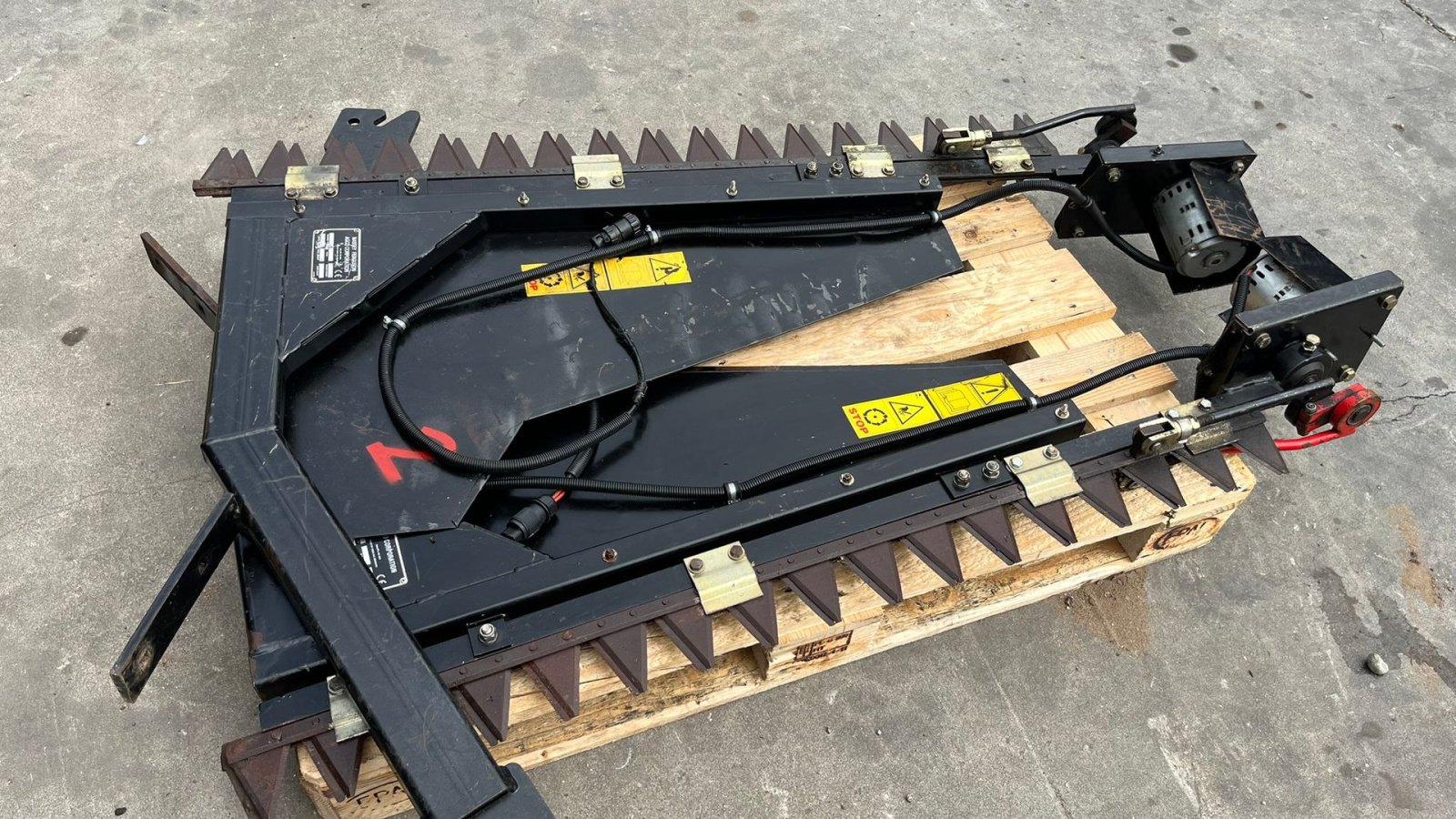 Mähdrescher of the type Massey Ferguson 7370 BETA. Gårdmaskine med kun 1080 motortimer. Med 22fod powerflov skærebord, Gebrauchtmaschine in Lintrup (Picture 4)