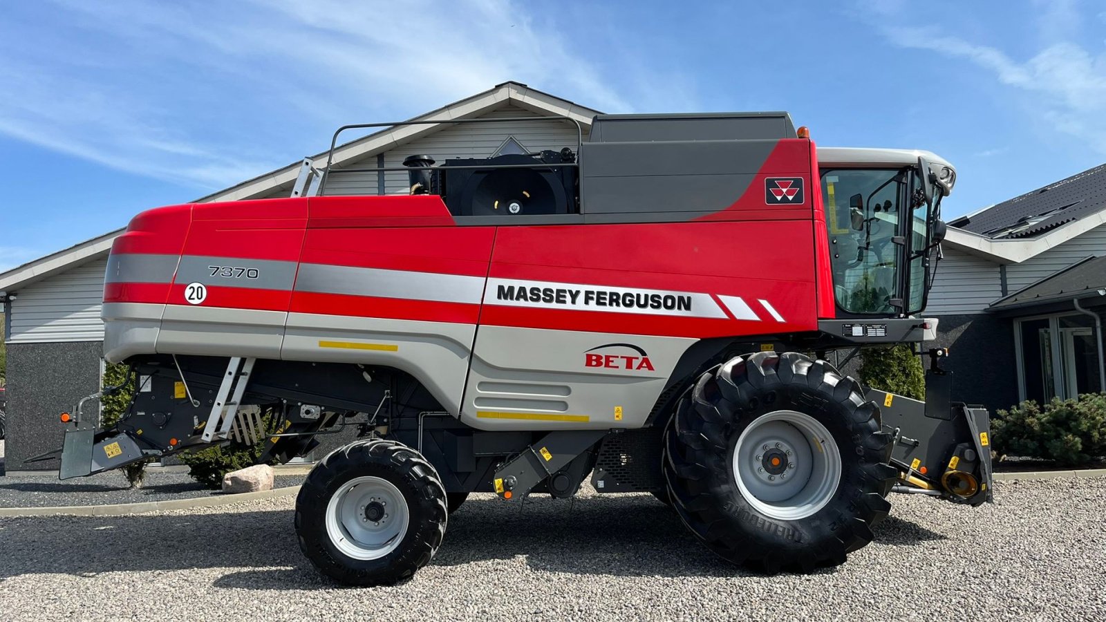 Mähdrescher of the type Massey Ferguson 7370 BETA. Gårdmaskine med kun 1080 motortimer. Med 22fod powerflov skærebord, Gebrauchtmaschine in Lintrup (Picture 2)