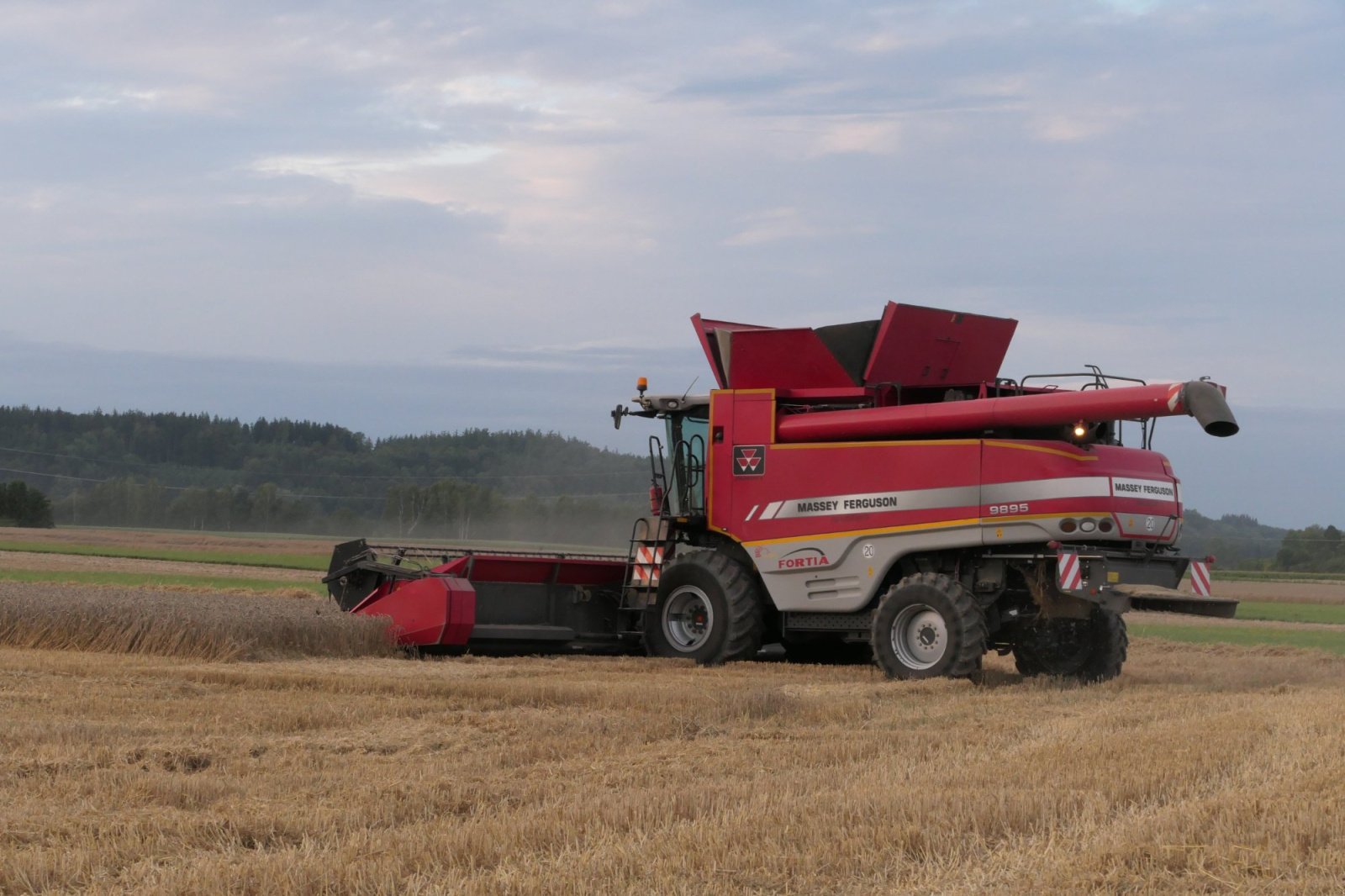 Mähdrescher typu Massey Ferguson 9895 Fortia, Gebrauchtmaschine v Großaitingen (Obrázek 4)