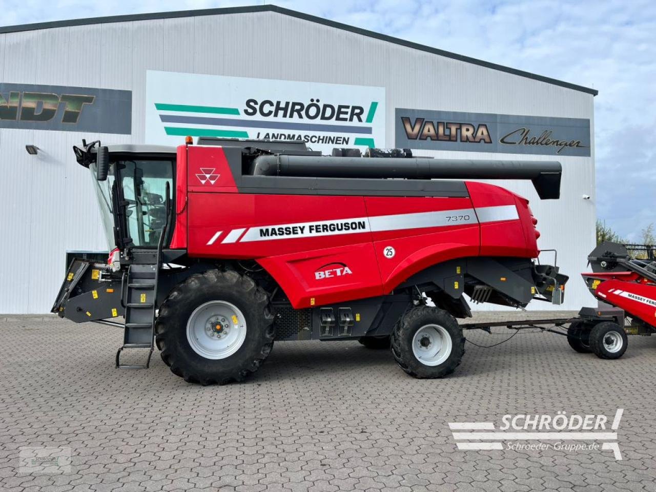 Mähdrescher Türe ait Massey Ferguson BETA 7370 + SCHNEIDWERK 6,80M, Gebrauchtmaschine içinde Leizen (resim 1)