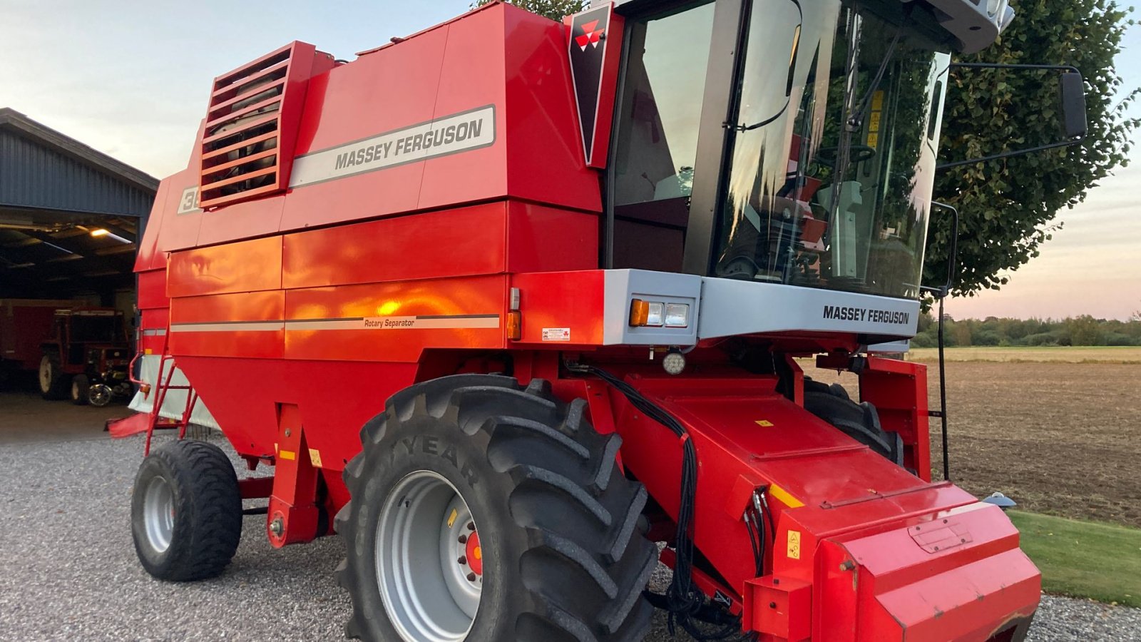 Mähdrescher des Typs Massey Ferguson MF 36 RS DV II Med 18 fods PowerFlow skærebord, Gebrauchtmaschine in Vejle (Bild 2)