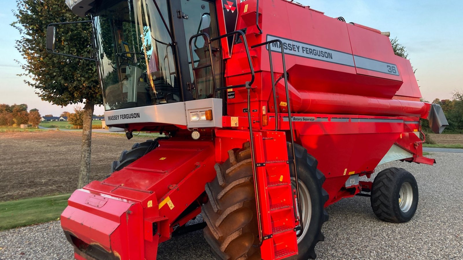 Mähdrescher des Typs Massey Ferguson MF 36 RS DV II Med 18 fods PowerFlow skærebord, Gebrauchtmaschine in Vejle (Bild 1)