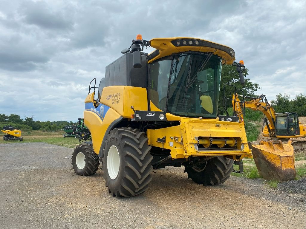 Mähdrescher des Typs New Holland CH 7.70, Gebrauchtmaschine in CHATEAUBRIANT CEDEX (Bild 2)