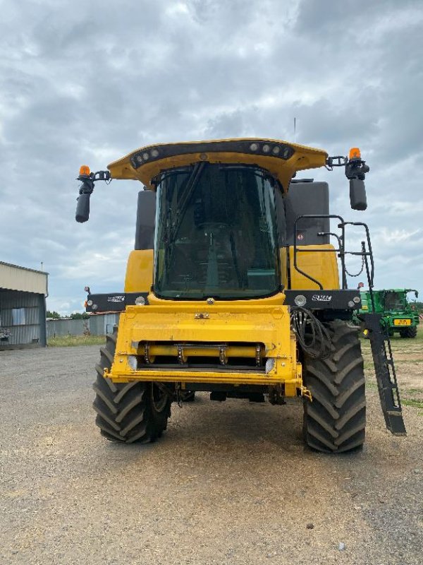 Mähdrescher des Typs New Holland CH 7.70, Gebrauchtmaschine in CHATEAUBRIANT CEDEX (Bild 1)