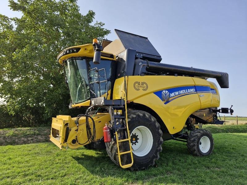 Mähdrescher des Typs New Holland CH7.70 LATERALE, Gebrauchtmaschine in BRAY en Val (Bild 1)